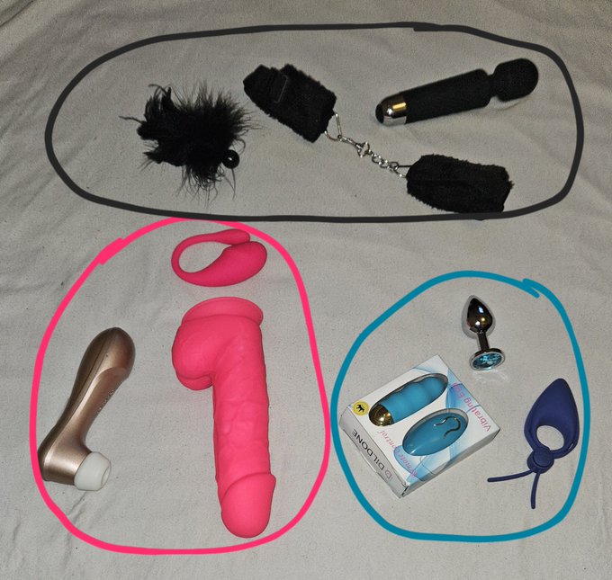 H&eacute;sitante parmis mes jouets pour ce #mardisextoys ! Vous me conseillez quelle couleur ?🔥😏 Je fais un<a href="/tag/mardisextoys"class="tags">#mardisextoys</a><a href="/tag/hot"class="tags"><span>#hot</span></a><a href="/tag/teen"class="tags"><span>#teen</span></a><a href="/tag/porn"class="tags"><span>#porn</span></a><a href="/tag/sextoys"class="tags"><span>#sextoys</span></a><a href="/tag/masturbation"class="tags"><span>#masturbation</span></a><a href="/tag/coquine"class="tags"><span>#coquine</span></a>