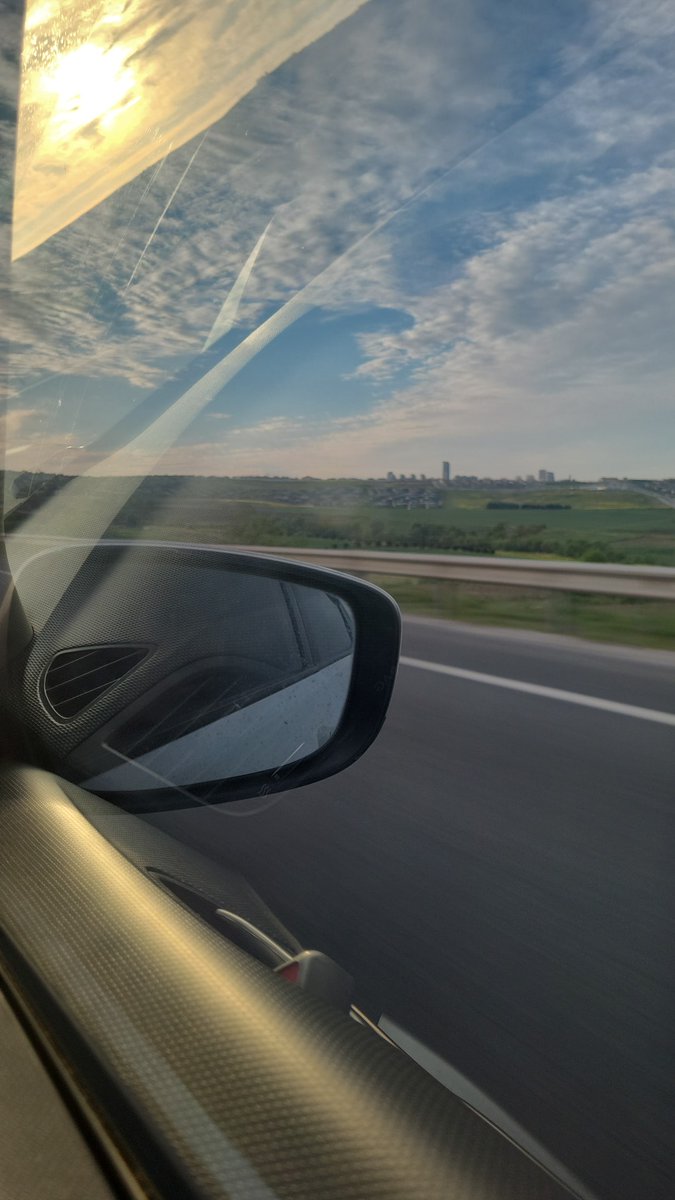 biz dünyayı çok sevdik ölüm bizden uzak olsun
aşık olduk yüreklendik kader bizden yana dursun
hasretliği çektirme Tanrım gözümüz yollarda kalmasın
ne istersen al götür ama sevda bize aşk bize kalsın..