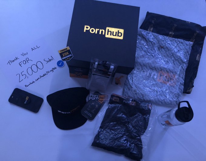 1 pic. I just hit 25,000 Subs! 🤩

Thank you guys so much and @Pornhub for the Amazing gift! 

Can we