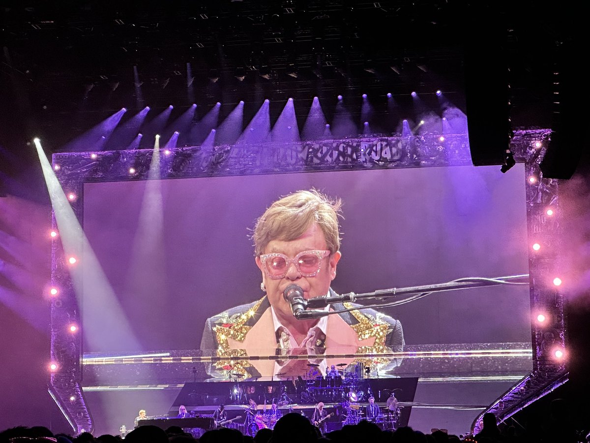 Sir elton John 😍
#eltonfarewelltour