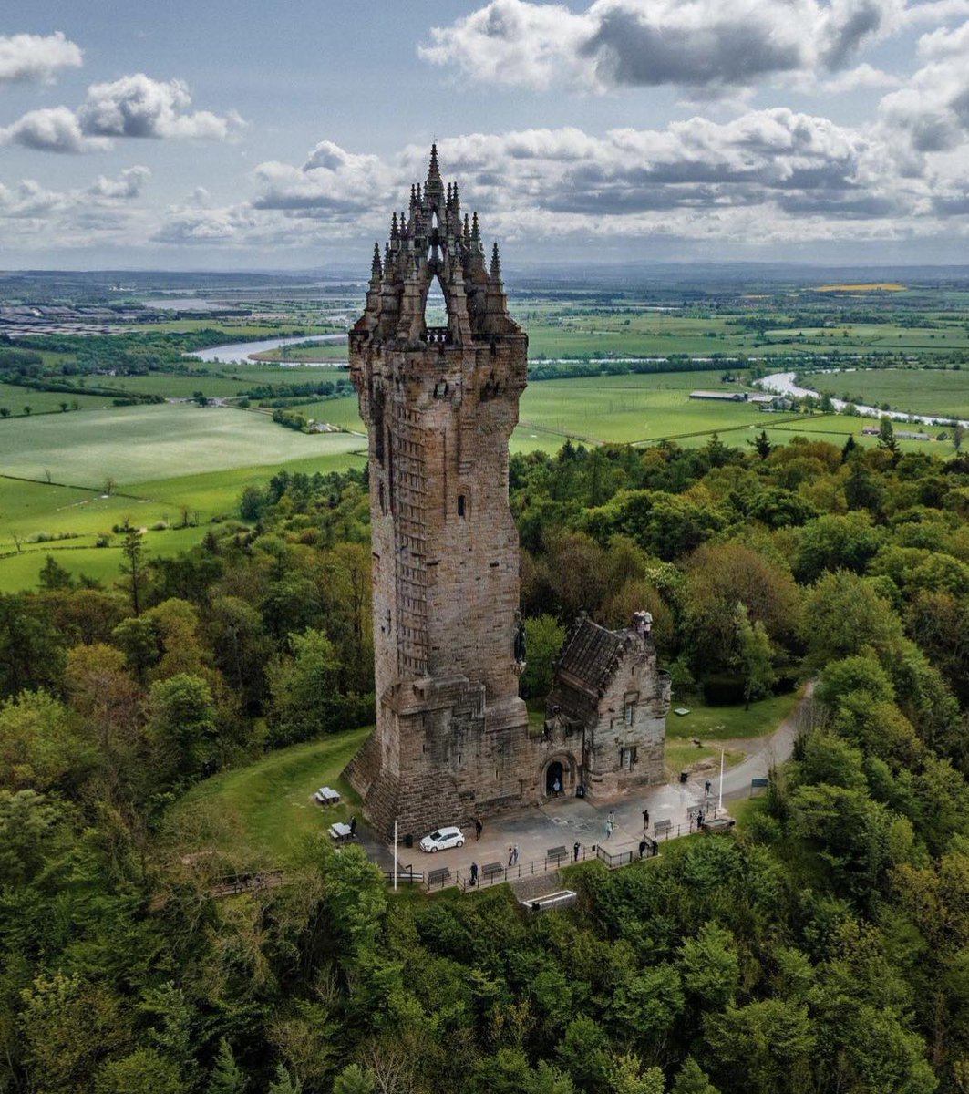 The National Wallace Monument, built to commemorate Scottish patriot and martyr Sir William Wallace, stands out as one of the most distinctive landmarks on the Stirling skyline 🏴󠁧󠁢󠁳󠁣󠁴󠁿. IG/christopherfunk_ #VisitScotland
