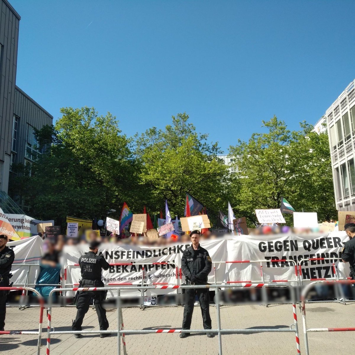 Wir waren heute gemeinsam mit ca 1000 Menschen in #München auf der Straße um gegen die queer- und transfeindliche Hetze der Rechten von AfD, Querdenken, christlichen Fundamentalist*innen und Co. anlässlich einer Lesung zweier Dragkünstler*innen zu demonstrieren. #muc1306 1/6