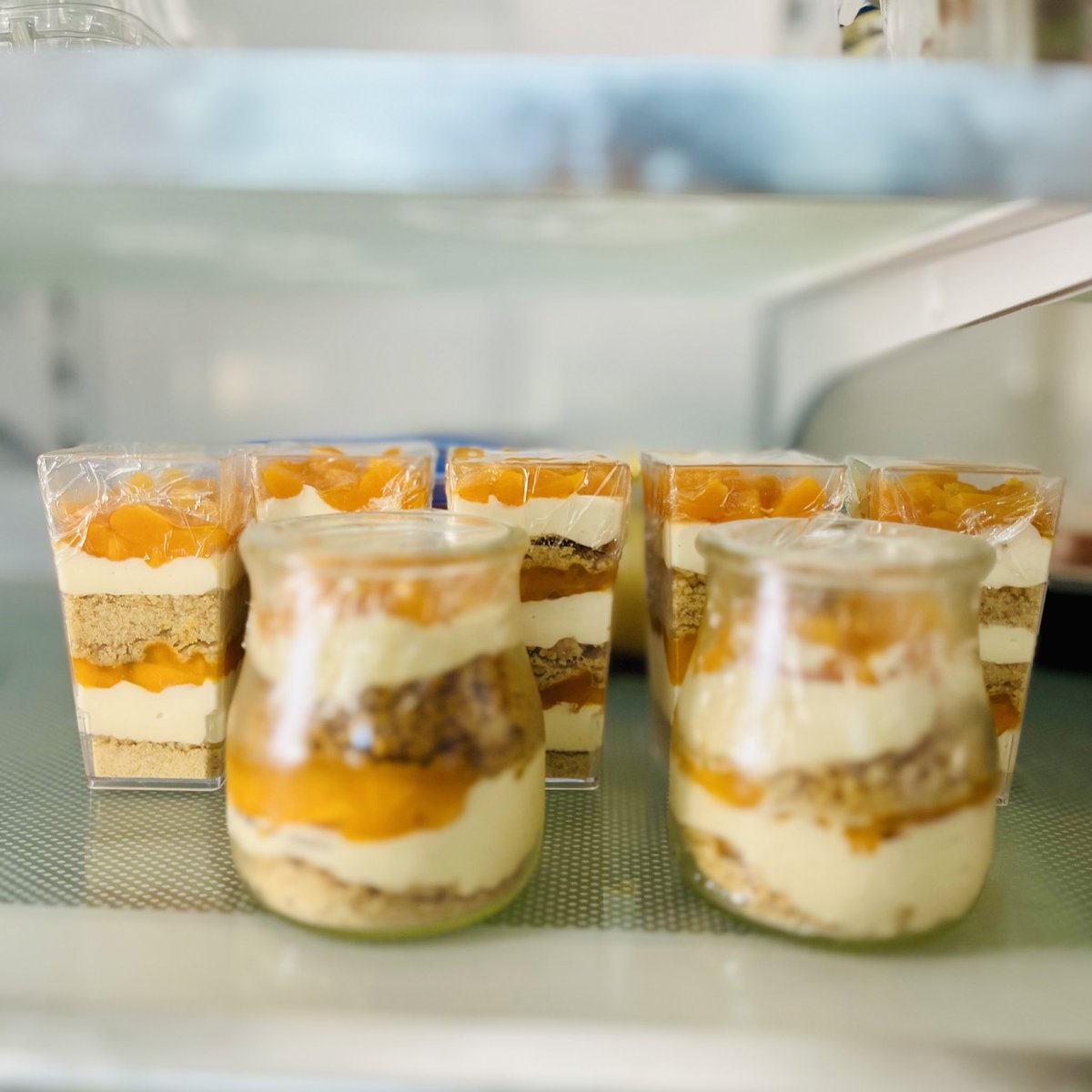 cheerchand's tweet photo. I made these indian mango cheesecake float (lol dunno what to call them) in a jar. Tastes good! I might have unlocked a recipe for generations to come ๐
#mangofloat #mangocheesecake #mangocheesecakefloat #indianmango #jardesserts https://t.co/HOlEsEYXiN