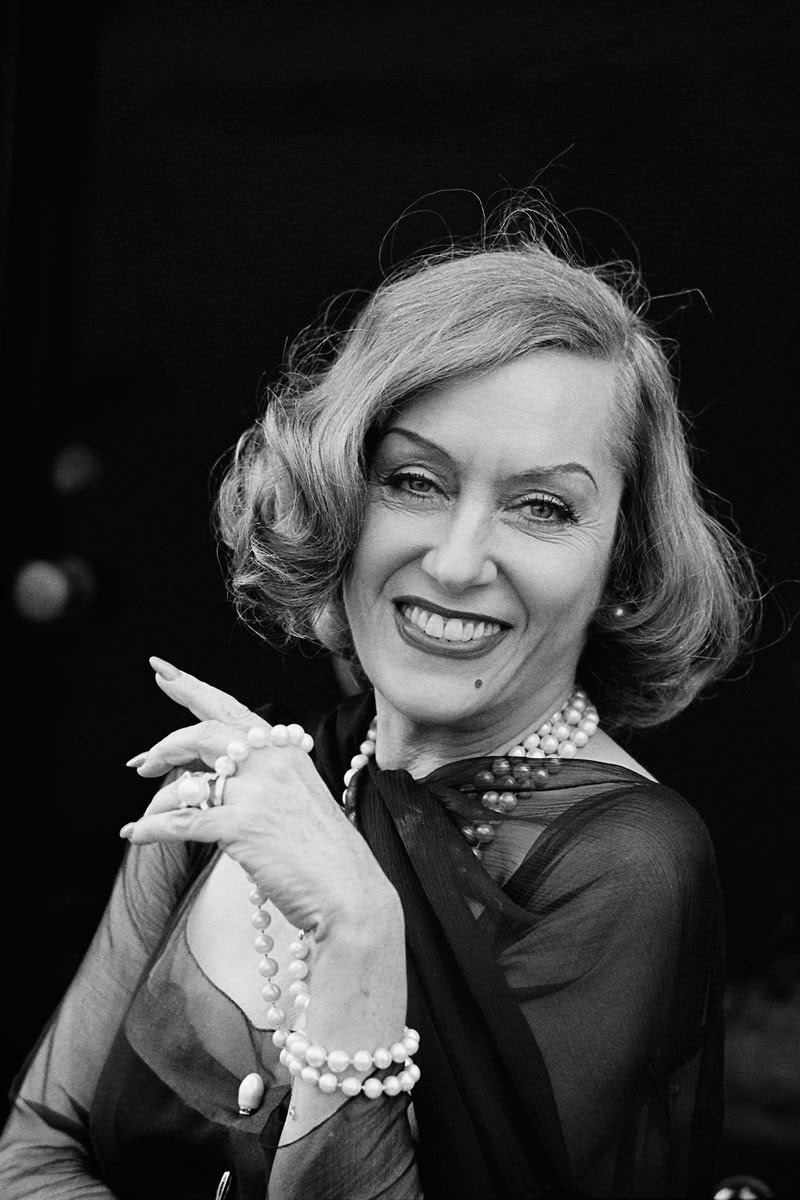 I was just thinking how really well Gloria Swanson aged! #TCMParty #sunsetboulevard