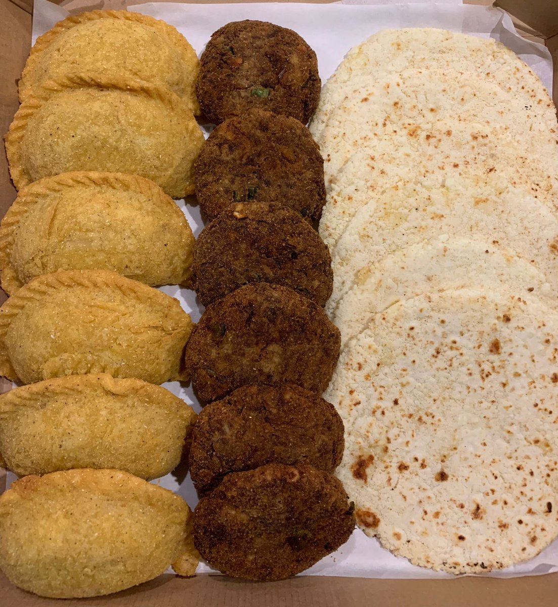 enricocb's tweet image. Gente! Mi papá toma pedidos de su caja típica de Tembi’u Gourmet 🥳Incluye: Pastel mandi’o, Pajagua y mbeju
También tomamos pedidos de: Sopa soo, chipa guazú y sopa paraguaya a los 4 quesos 😍 Pueden escribir al DM o al 0972720800. 
Instagram: @gourmettembiu