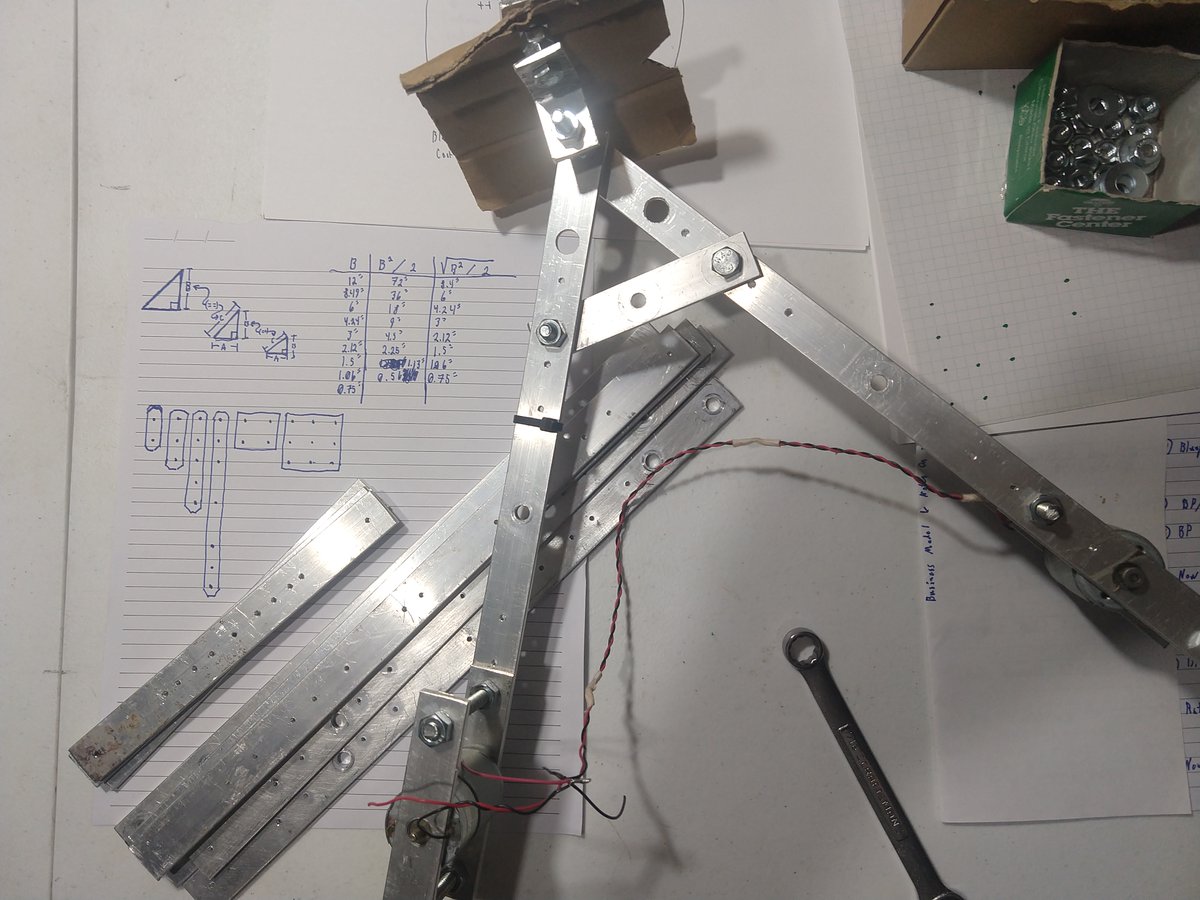 ITeachUMyScrts's tweet image. So, here&apos;s the basic design, the #Droidling will be divided into 3 parts:
-DroidBone: A geometrically progressing shell system inspired by K&apos;Nex
-DroidSense: The nervous system
-DroidMind: Neural Network #AI circuits you can build #DIY in the shop yourself
#FAC10