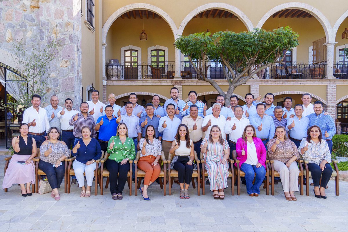 LibiaDennise's tweet photo. Qué gusto platicar con amigas y amigos Presidentes Municipales del estado, que son líderes en cada uno de sus municipios. 

Gracias por su apoyo y cuentan conmigo para hacer equipo y trabajar juntos por un mejor #GTO. https://t.co/3vy12SGfnH