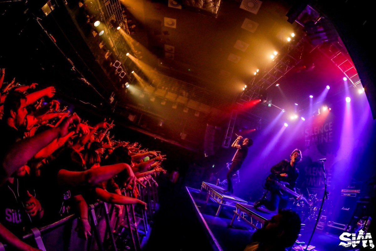 SiM_Official's tweet photo. 🇬🇧Thank You O2 Academy Islington!!!🇬🇧

【SETLiST】
1. Light it up
2. DiAMOND
3. Blah Blah Blah
4. TxHxC
5. paint sky blue
6. The Rumbling
7. TREASURES
8. A
9. The Sound Of Breath
10. WHO'S NEXT
11. Devil In Your Heart
12. GUNSHOTS
13. MAKE ME DEAD!
14. EXiSTENCE
15. Amy
16. BASEBALL BAT
En1. KiLLiNG ME
En2. f.a.i.t.h
https://t.co/Gbkg4HAcfq

Photo by @kouhey0622

#SiMUKTOUR