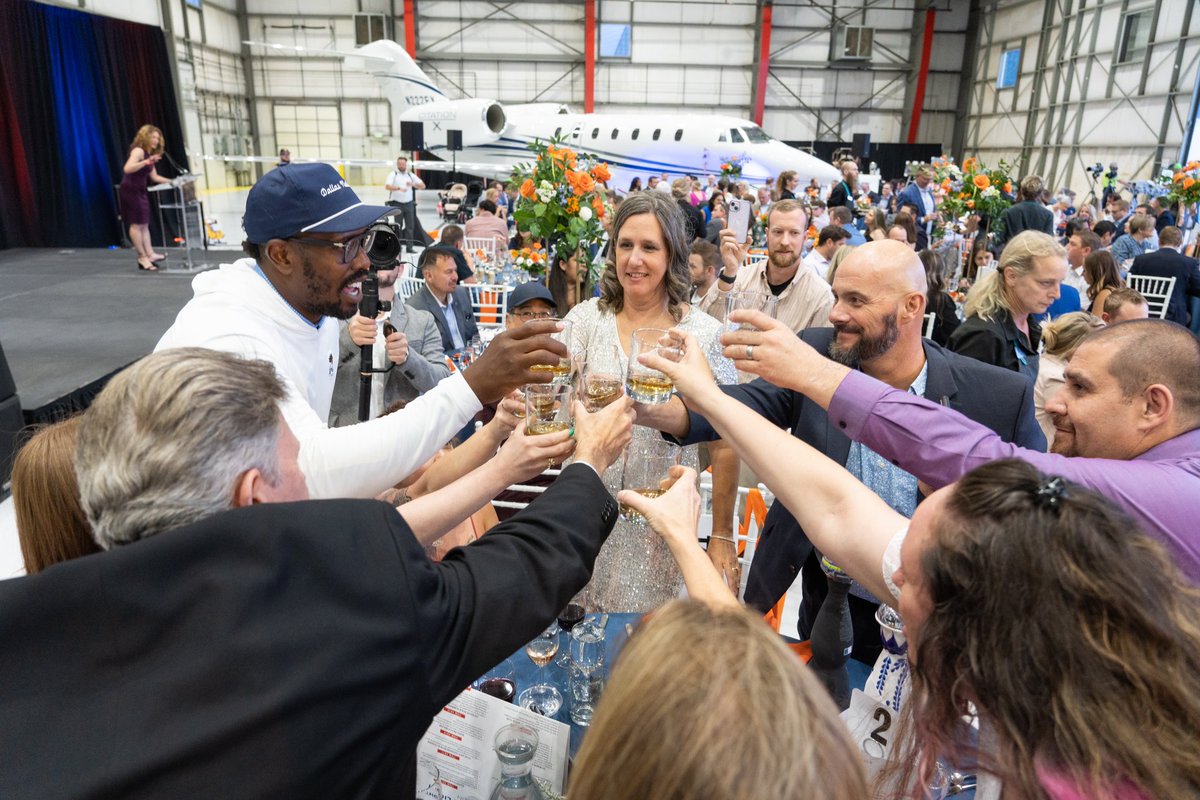 VonsVision58's tweet photo. Our 4th annual #NighttoTakeFlight was a great success! Thank you to our Presenting Sponsors @SchompSubaru and Hero Practice Services and thank you to all the @Broncos players who joined @VonMiller for the evening to raise funds for our #VonsVision programs throughout #Colorado https://t.co/UUW8fMBwCl