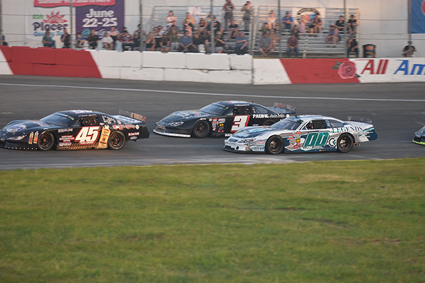 VELOCITY SOLAR NIGHT BRINGS NASCAR RACING, FIREWORKS, AND DESTRUCTION TO ROSEVILLE

shorttracklive.com/pro-late-model…