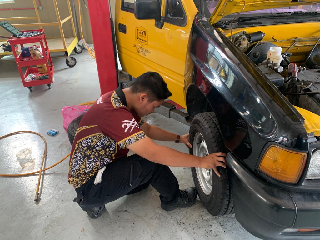 danialjkrckm's tweet photo. SELASA : 13/6/2023

- Menjalankan ujian VTL terhadap beberapa buah kereta milik JPN Kedah
- Pemeriksaan selepas pembaikan lori AADK
- Membantu Encik Aswandi menjalankan brake bleeding dan pemasangan tayar

@EnCiK_JM1 
@JKRCKMKedah 
#internfebjun2023
#ckmkedah https://t.co/YXPZOYw51J