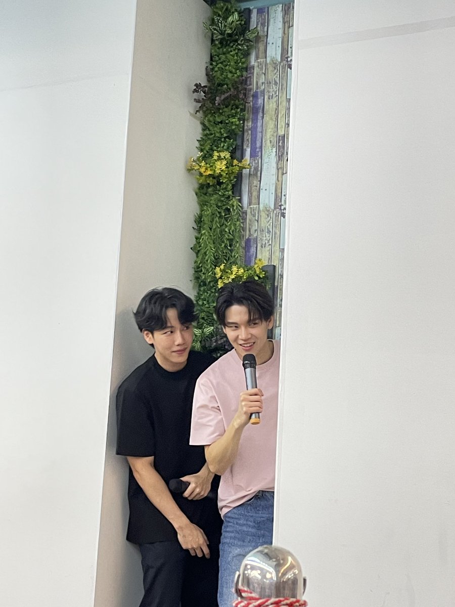 nammmfon_ww's tweet photo. ตอนนั้นกูลุ้นณดญญเป็นคู่จริง จนมาวันนี้เขาจะแต่งกันละ ตอนนี้กูขอลุ้นอีกคู่ได้มะ #หยิ่นวอร์ คือเคมี ฟิสิกส์ ชีวะ ศิลปะ กีฬา ไม่ว่าจะศาสตร์จะศิลป์ด้านไหนเขาก็ดูเหมาะกัน เข้ากันไปหมดจริงๆ แค่เดินข้างกัน เล่นกัน ยืนคุยกันเฉยๆ ยังเหมาะกันเรยมึง #Thebestpartner
#yinyin_anw #warwanarat https://t.co/M98z2Kc5DP
