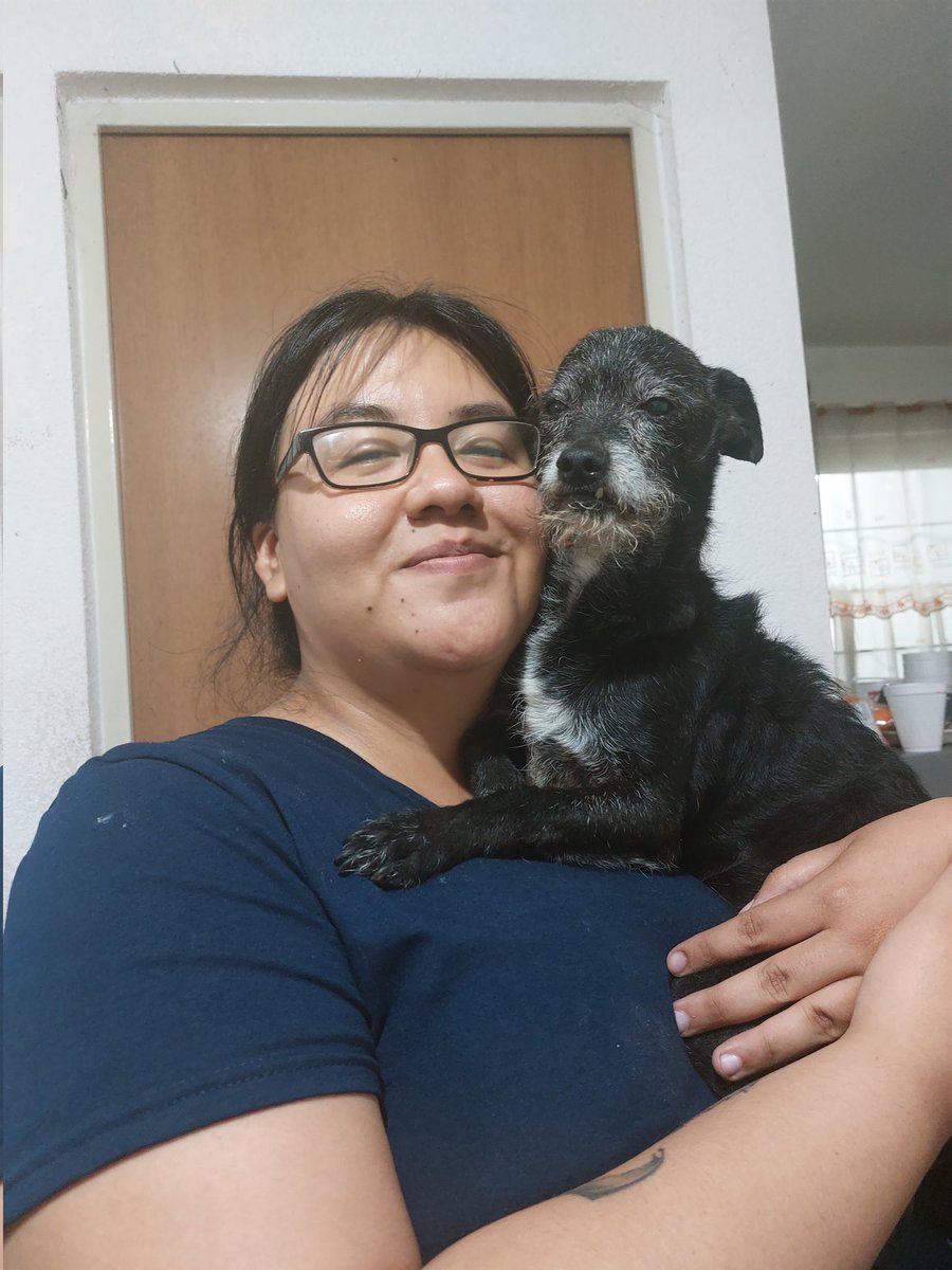 Weeey con mi perrito que adopté.
Ya esta viejito, pero no tiene dientes, al principio se dormía sentado y cuando extiendes la mano para acariciarlo todavía se hace para atrás con miedo 🥺🥺🥺🥺 no se que vida tuvo, pero conmigo será muy feliz.