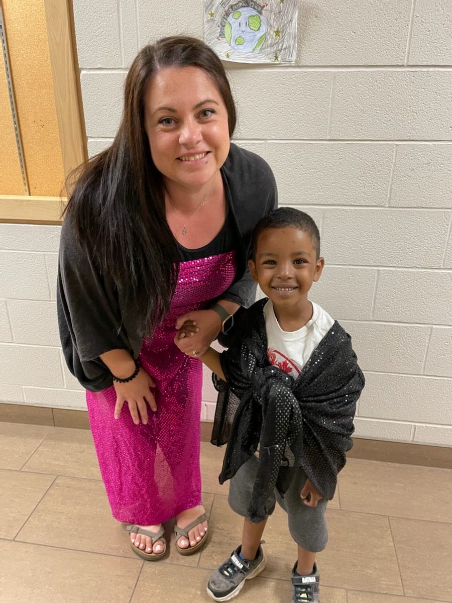 MrsLauraMerlo's tweet photo. When one of your students asks you to “dress up and go on a fancy date”… you dress up and go on a fancy date😊 ❤️ #ilovekindergarten https://t.co/R22a2YQS85