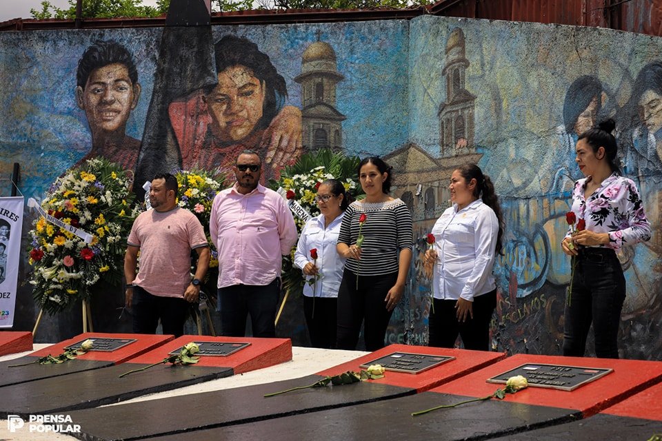 La Militancia Sandinista honró a los Héroes y Mártires de la Colina 110 en su aniversario con una emotiva ofrenda floral en su monumento. 

Estos jóvenes, hombres y mujeres, dieron su vida por una #Nicaragua libre y soberana.

#FuerzaDeVictorias 💪
#DignidadConProsperidad 📈
