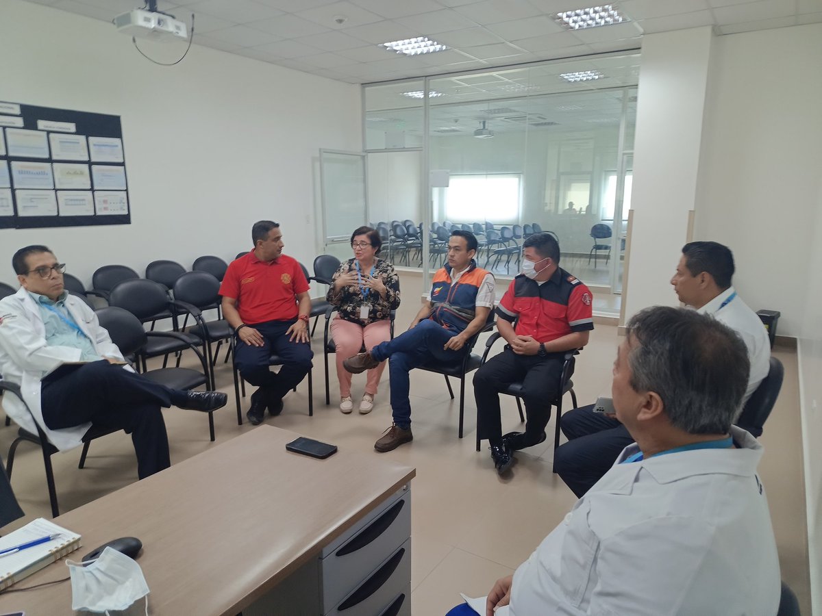 HospitalDavila's tweet photo. #Chone | Personal del @HospitalDavila del @Salud_Ec, mantuvo reunión con miembros del @BomberosChone y @Riesgos_Ec, con el objetivo de articular acciones que permitan diseñar estrategias para la mitigación e impacto de la posible presencia del Fenómeno de Niño. https://t.co/qj6Cl5rjbG