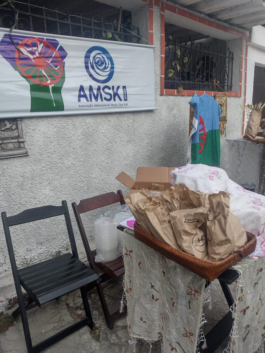 AMSKBrasil's tweet photo. Mais de 120 pessoas entre crianças, adolescentes, mulheres e idosas foram atendidas hj. Com o abraço de uma mulher maravilhosa. Bibi Foi pra calçada de Guadalupe e garantiu cidadania. Orgulho imenso dessa rromi kalderasha. #NaisTuke https://t.co/pvLPuiLWKT