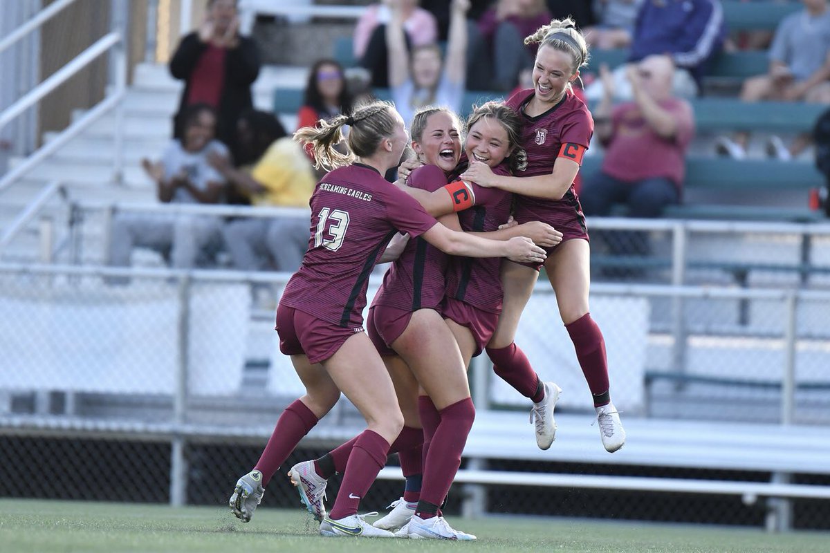 2024Roepke's tweet image. #LoveOnly
#theNest
#screamingEagles
#juniorSZN
 #varsity
Family 

🦅⚽️❤️💛