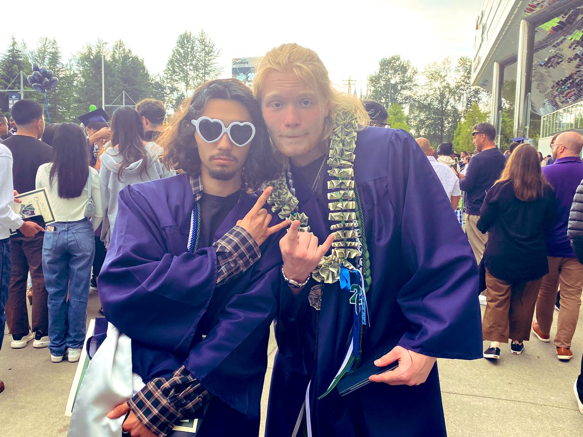 FWPS210's tweet photo. Wishing our TBHS graduates the best of success in post-secondary pursuits! @TBTitans #Classof2023 #TitanGrad https://t.co/dTQ2941FxS