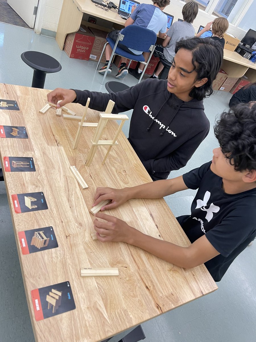 DanielleLour8's tweet photo. So busy, I didn’t really take any pics. @MotherTeresaOak grades 4-6 classes explored their Makerspace with Green-screen technology, #kidder tools, @KEVAplanks, @SpheroEdu, @Prusa3D, @microbit_edu and more!!! What a Lights, Camera, and Action-PACKED day!!! 🎥 @hcdsbsteam @HCDSB https://t.co/0Sr3tEqs1x