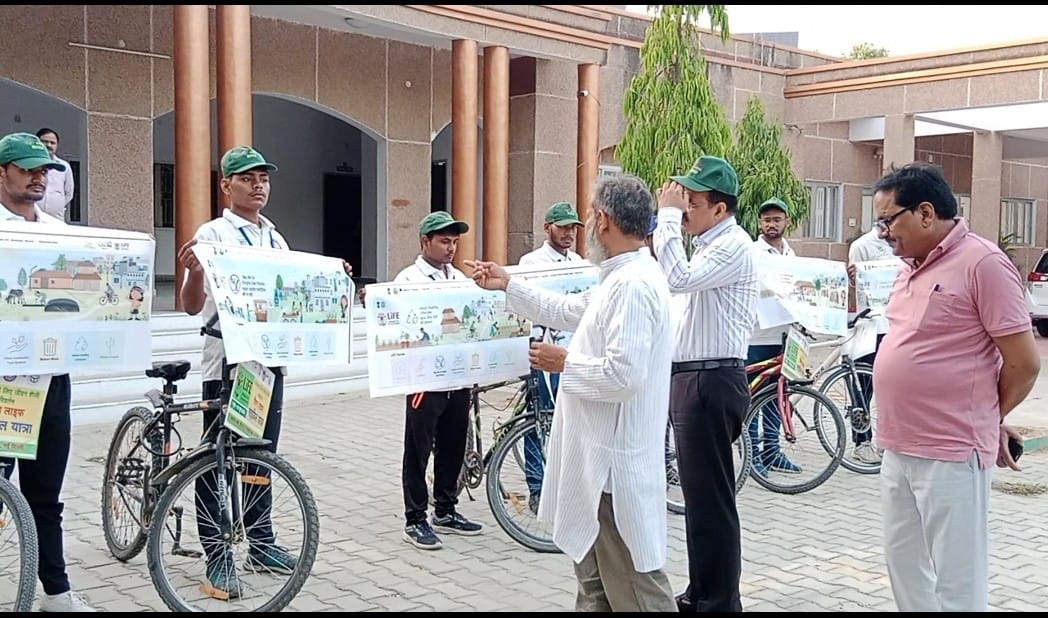NssBhu's tweet photo. "मिशन लाइफ साइकिल यात्रा" के  कन्नौज आगमन पर मुख्यालय में स्वागत। पर्यावरण संरक्षण, जल प्रबंधन , पर्यावरण अनुरूप  जीवन शैली और बेहतर मानव जीवन को समर्पित "मिशन लाइफ साइकिल यात्रा " अध्यक्षता कन्नौज के जिलाधिकारी श्री शुभ्रांत कुमार शुक्ला ने की। @_NSSIndia @YASMinistry @bhupro https://t.co/LR26WcK5u5