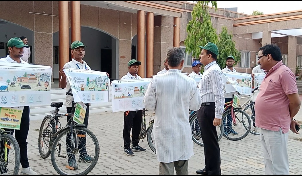 NssBhu's tweet photo. "मिशन लाइफ साइकिल यात्रा" के  कन्नौज आगमन पर मुख्यालय में स्वागत। पर्यावरण संरक्षण, जल प्रबंधन , पर्यावरण अनुरूप  जीवन शैली और बेहतर मानव जीवन को समर्पित "मिशन लाइफ साइकिल यात्रा " अध्यक्षता कन्नौज के जिलाधिकारी श्री शुभ्रांत कुमार शुक्ला ने की। @_NSSIndia @YASMinistry @bhupro https://t.co/LR26WcK5u5