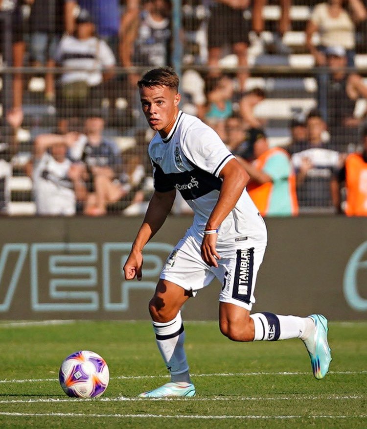 futbolscan's tweet photo. 📊Ignacio Miramón vs Huracán:

➜ 1º en toques [79]
➜ 1º en faltas recibidas [3]
➜ 1º en recuperaciones [12]
➜ 1º en duelos ganados [13]
➜ 1º en pases acertados [37]
➜ 1º en pases al último tercio [8]
➜ 1º en pases al campo rival [20]
➜ 1º en entradas completadas [5]
➜ 1º en pases largos acertados [7]
➜ 2º en gambetas completadas [2]

20 años.🪄