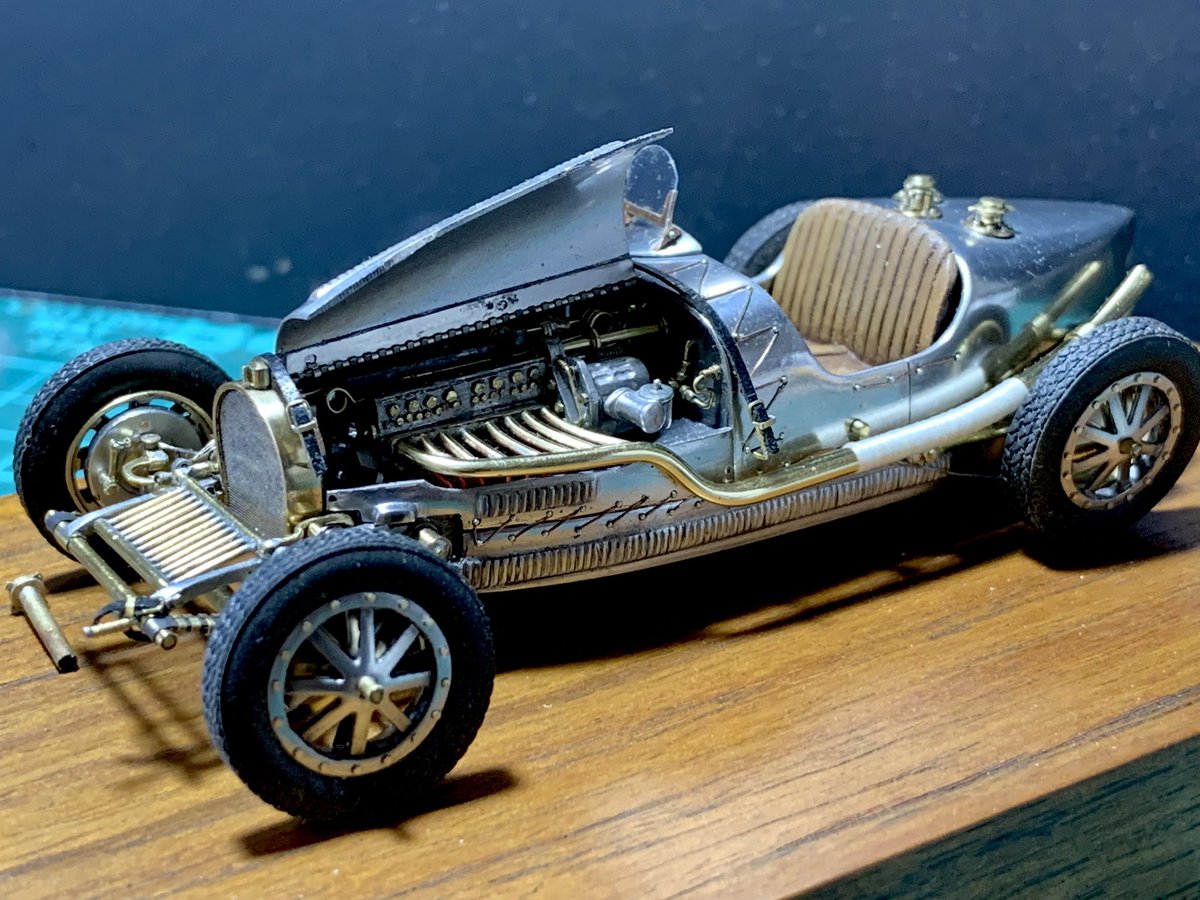 1/43　BUGATTI  type45
TOP QUEENS

ホイールは差し込んでいるだけでまだガタガタですが、取り敢えず初接地させてみました。
.
.
.
#43オモロー #模型 #scalemodel