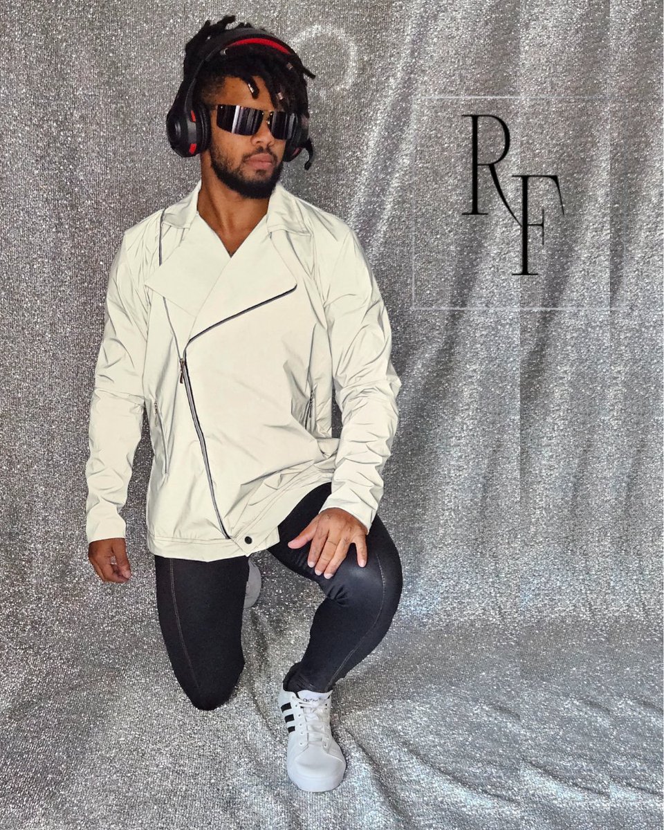 Rofermoda's tweet image. Quer brilhar ainda mais no escuro? Então você precisa ter essa jaqueta perfecto! Combinando moda e tecnologia, essa peça é perfeita para quem quer se destacar.  #JaquetaPerfecto #TecnologiaNaModa #BrilhoNoEscuro.