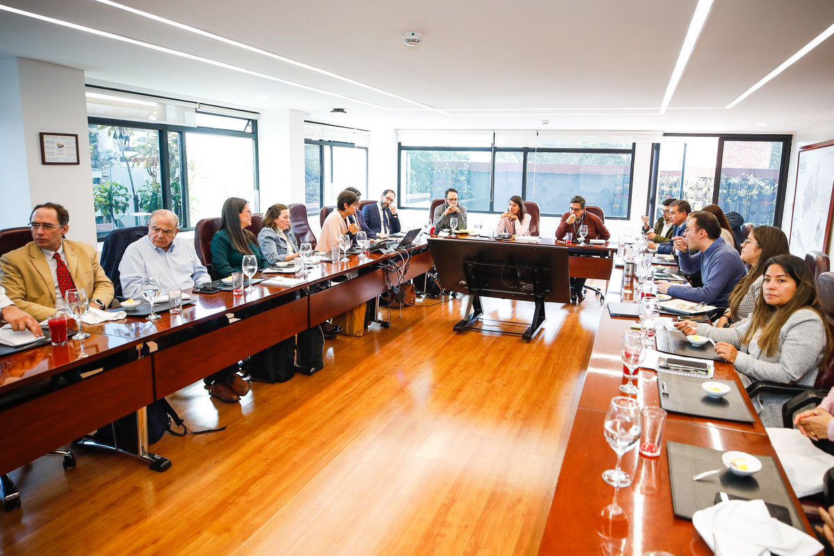 La Mtra. @IreneVelezT junto a @ANMColombia recibió delegación del @WorldBank para conocer los resultados del estudio de diversificación económica realizado en el Cesar y La Guajira, que servirá para fomentar la  #TransiciónEnergéticaJusta en la región.