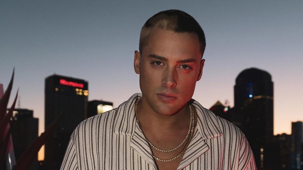 . @coltoncarlyle drops killer remix of hit 'Slut Me Out'!

Listen here: edmhousenetwork.com/carlyle-flips-…