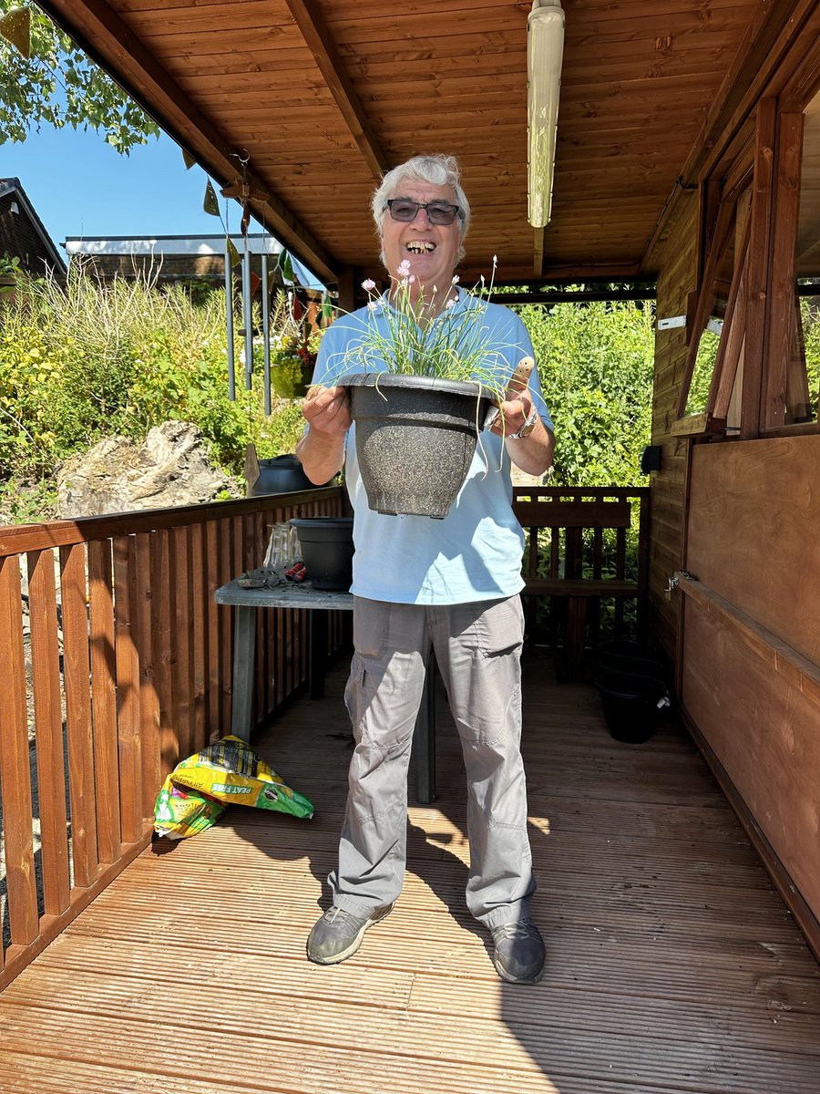 beaconrossendal's tweet photo. Everything is flourishing at the Beacon Shed 🌿😁 Even the people.

#dementiafriendlyshed #Rossendale #dementia #respite #wellbeing https://t.co/WARInc5Ftq