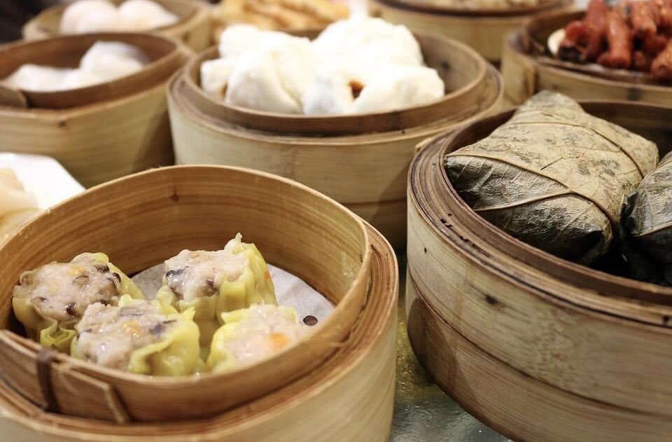 asacha_cha's tweet image. 香港政府の本気度がヤバい。コロナ禍で激減した観光客を呼びもどすため、アジア各国に向けて香港行きの航空券50万枚を“無料配布”！さらに120以上のレストランやホテルで使えるクーポンもバラ撒く大盤振る舞い。５時間で行ける人気観光地がついに完全復活。日本での配布方法は…