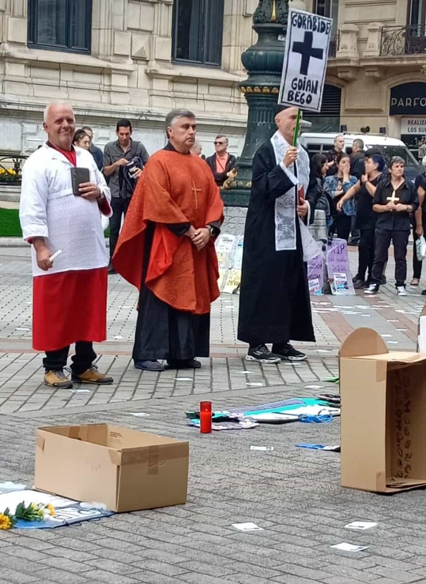 ESKsindikatua's tweet photo. Gaur Gorabideko langileek haien hitzarmenaren hileta ospatu dute. Ibilbidearen hasieran eta amaieran hitzarmena hilaren errudunak zeunden: #Bizkaia-ko Foru Aldundia eta #Gorabide.
Ez dugu etsiko! Lortu arte!
#GorabideBorrokan https://t.co/TnYc8gYxmD