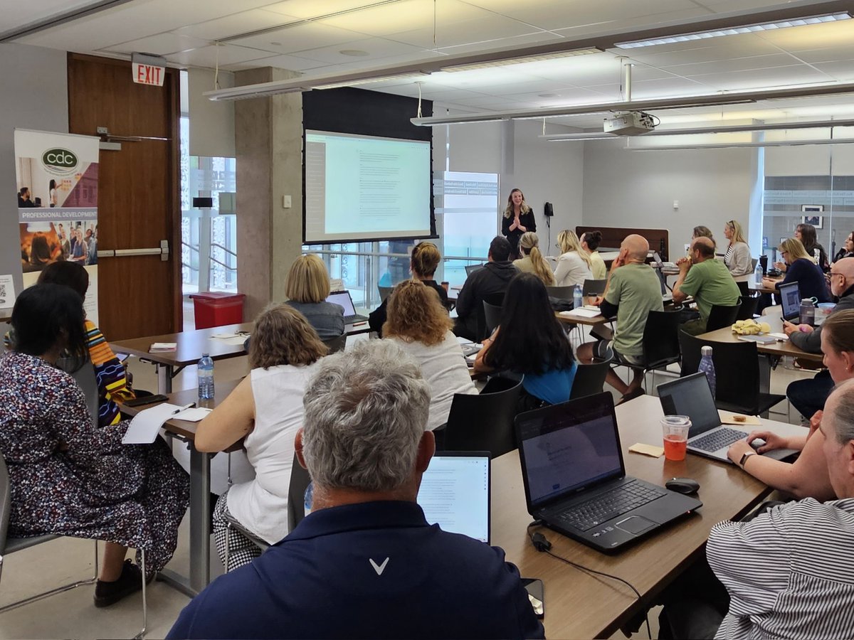 Full house today! Talking ChatGPT and how it can help your business with @emilybailliesocial