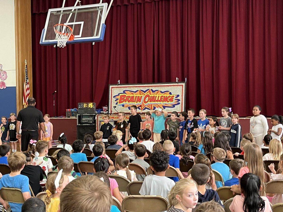 3MiuWSS's tweet photo. Thank you PTA for another great year of the Live Game Show! It was so much fun! 😁 @wsselementary https://t.co/V0qQeYszXc