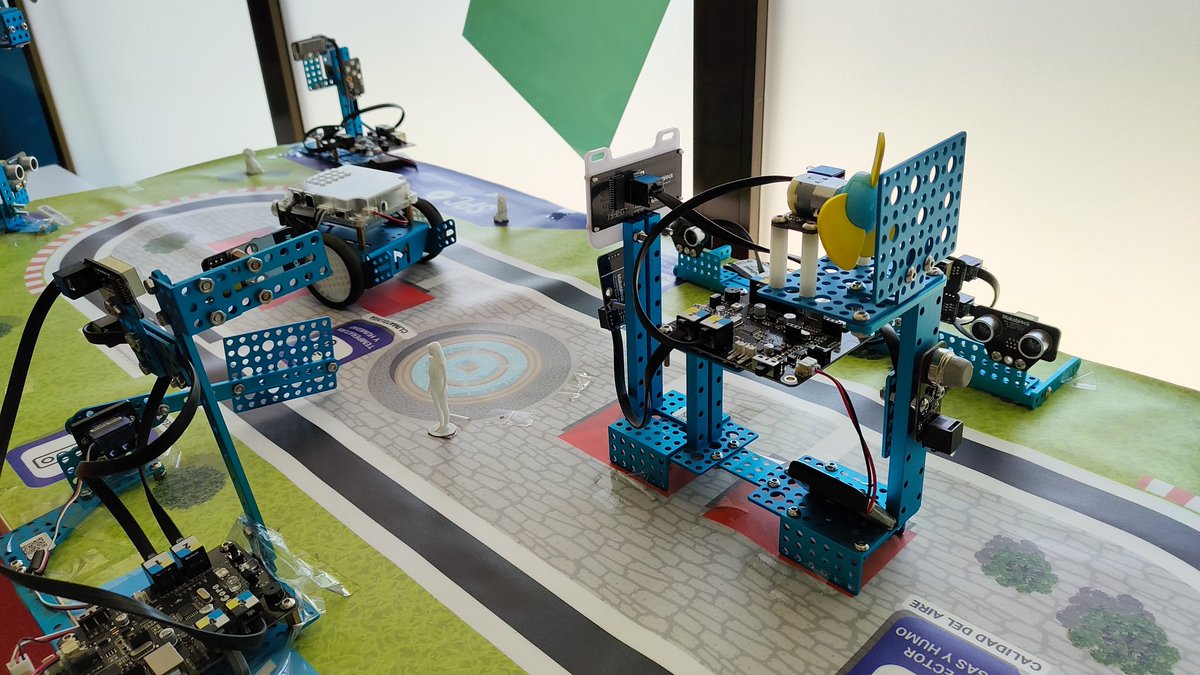 Hoy he podido visitar el primer Aula del Futuro que se creó en el INTEF hace ya unos años.
Un espacio muy diferente, pero que guarda cierto encanto.

Mañana, último día de la formación de "Evaluación en el aula del futuro".🚀