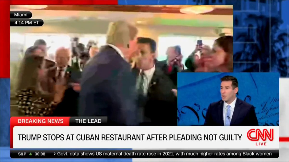 CollinMurr's tweet photo. CNN's new typeface is "Low Budget Movie Emulating News Chyron" https://t.co/jWja8WFxPY