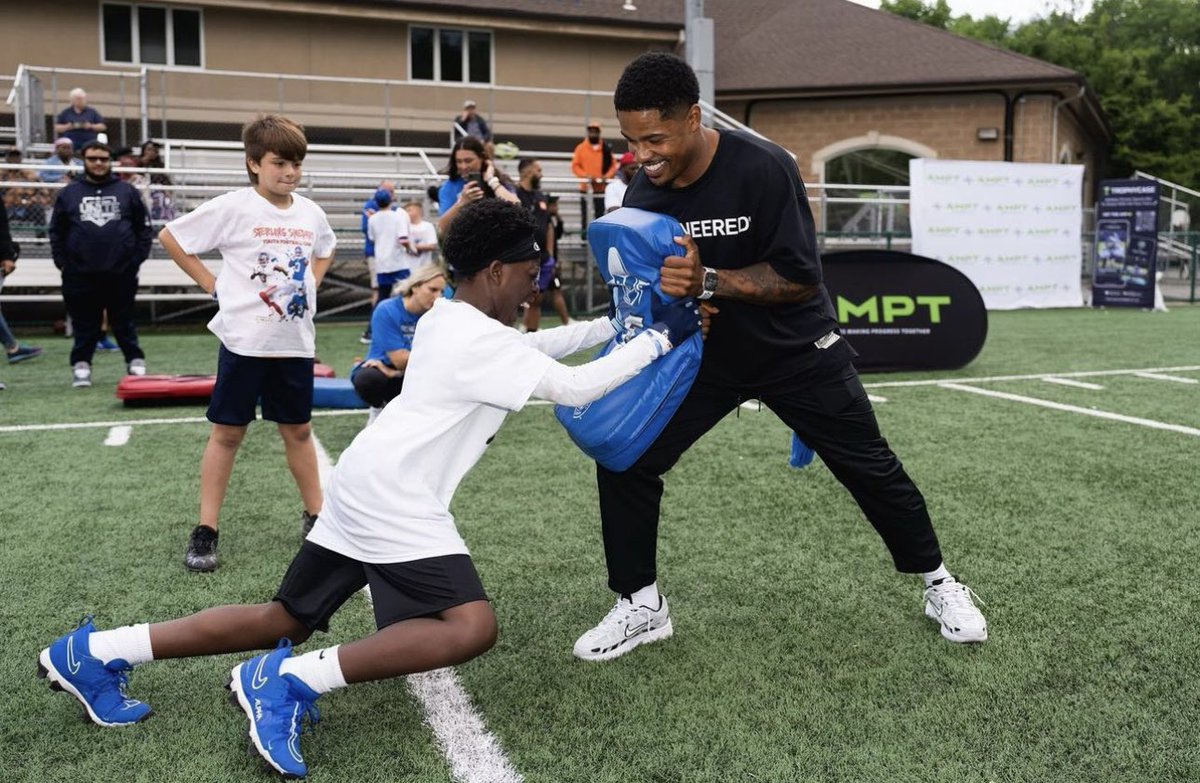 My son will never ever forget this moment!🥲 Thanks @sterl_shep3 & @AMPTevents!💙 #TogetherBlue #Giants 

@Giants