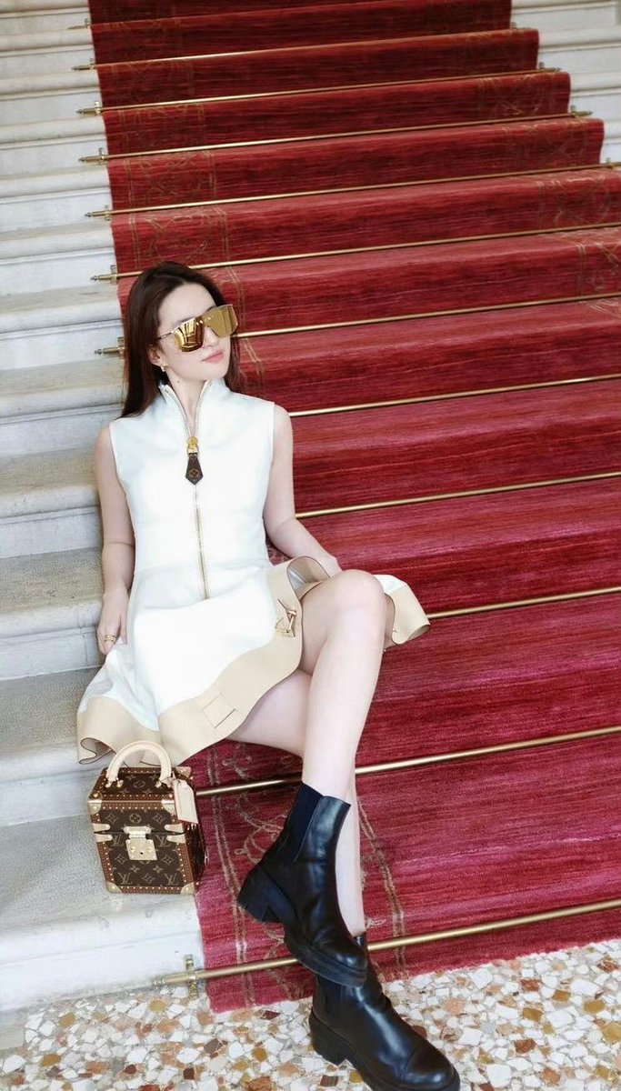 WorldVivid's tweet photo. Yifei in Venice 😎@yifei_cc
#Mulan #liuyifei #YifeiLiu #SupportMulan #刘亦菲 #LouisVuitton #Bulgari https://t.co/3oJgYGHEYv
