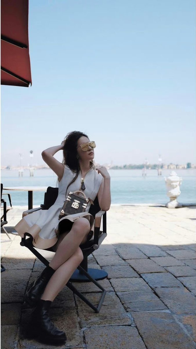 WorldVivid's tweet photo. Yifei in Venice 😎@yifei_cc
#Mulan #liuyifei #YifeiLiu #SupportMulan #刘亦菲 #LouisVuitton #Bulgari https://t.co/3oJgYGHEYv