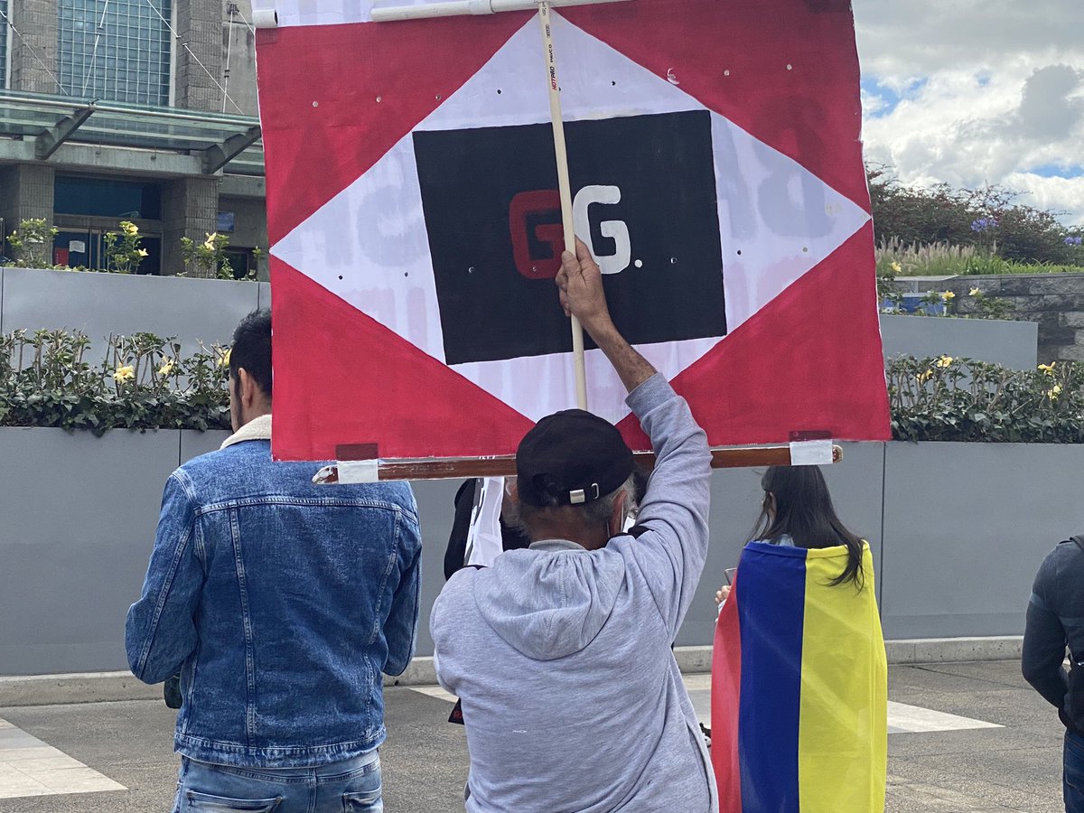 HELIODOPTERO's tweet photo. Invito a todos los empleados de la corrupta @FiscaliaCol a salir y unirse a la protesta que está comenzando frente al Búnker. Más que nadie, ellos son víctima y saben que esa entidad se convirtió en un antro del hampa, en el partido político del narcotráfico y la corrupción. https://t.co/azg9e3JowJ