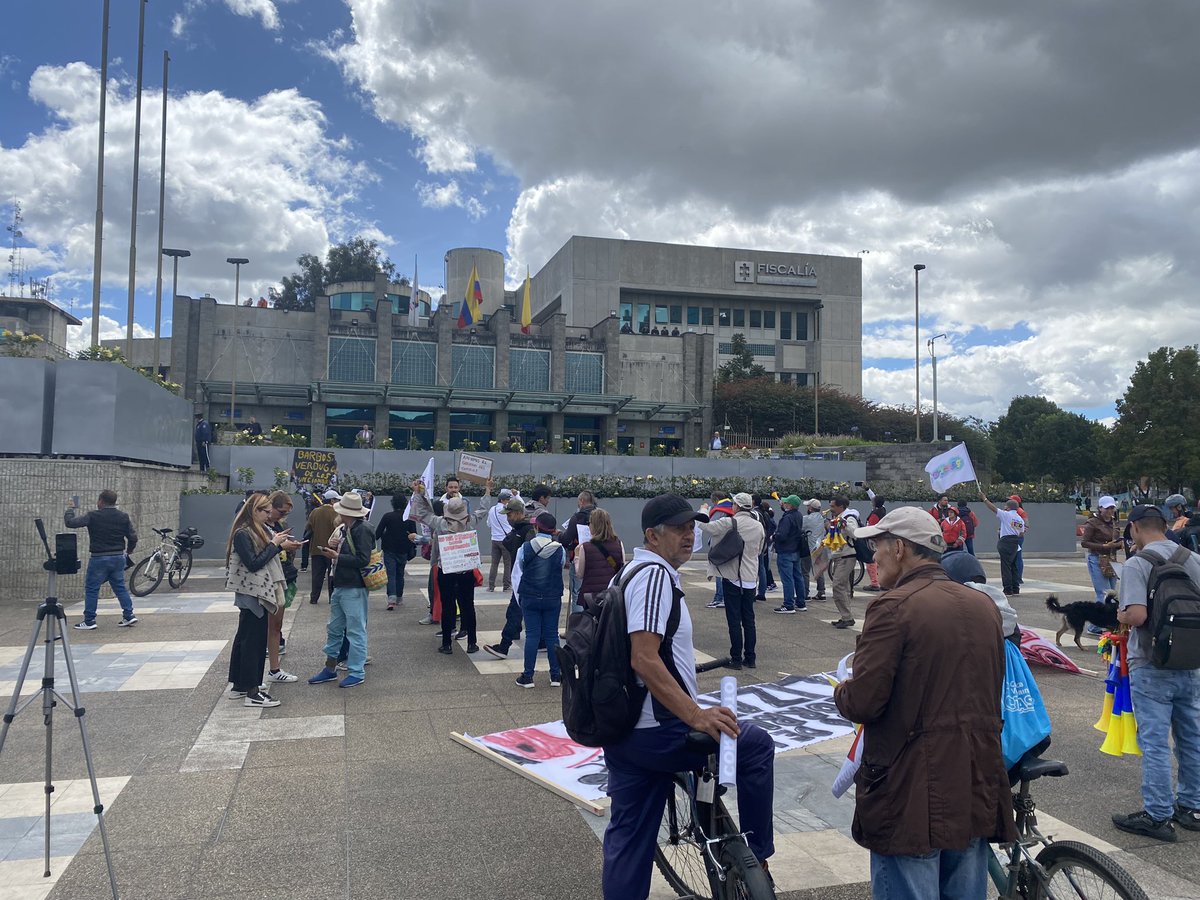 HELIODOPTERO's tweet photo. Invito a todos los empleados de la corrupta @FiscaliaCol a salir y unirse a la protesta que está comenzando frente al Búnker. Más que nadie, ellos son víctima y saben que esa entidad se convirtió en un antro del hampa, en el partido político del narcotráfico y la corrupción. https://t.co/azg9e3JowJ