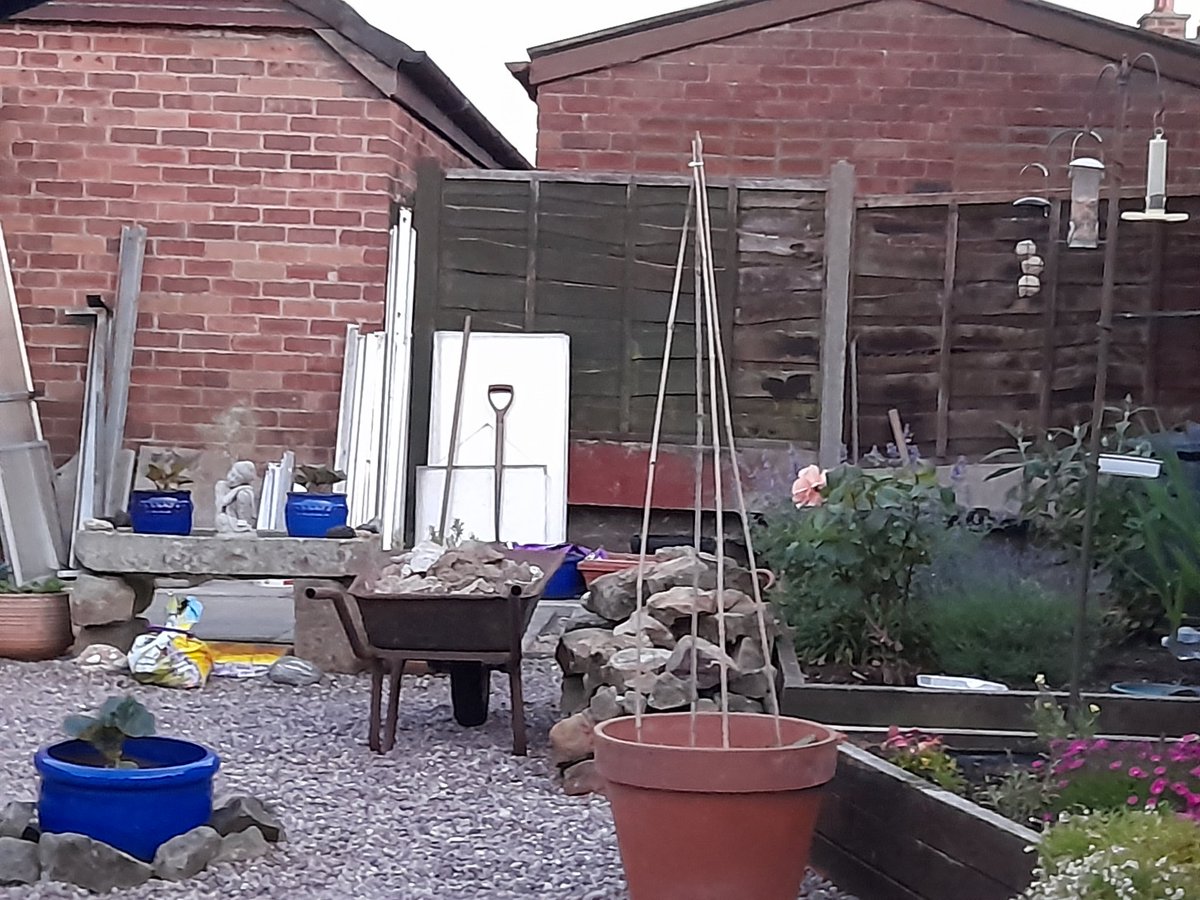 So lovely to be able to sit out at this time of night...looking at our building site garden 🙈 It should look a lot better by the end of the month 🤞