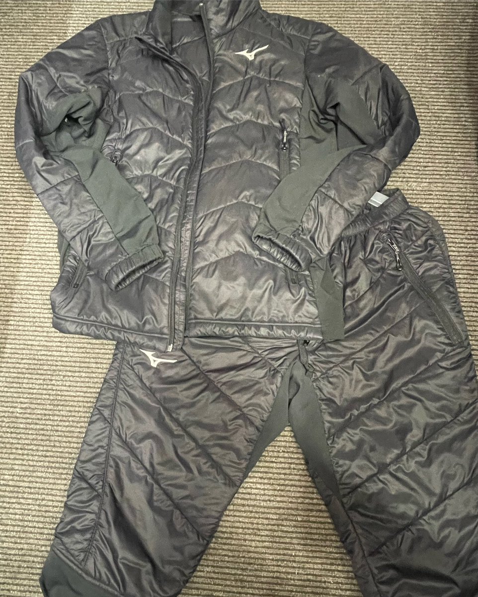 SkiProShopEBISU's tweet image. 【中古 MIZUNO ミドル上下Sサイズ】
中綿のジャケットとスキーブーツに干渉しない7分丈パンツのセットになります。サイズはS‼︎

多少の傷みや汚れは予めご了承ください。

#ski 
#skiwear 
#middlewear 
#insulation
#mizuno 
#skiproshopebisu 
#ebisu 
#スキー 
#スキーウェア 
#ミドルウェア