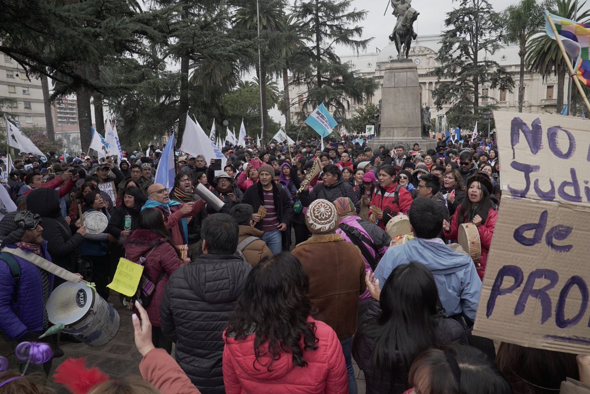 NicolasdelCano's tweet photo. #Jujuy se puso de pie. Las obreras y los obreros de la tiza ya no tienen miedo y junto a miles están llenando las calles de la provincia para terminar con los delirios del emperador  Morales. El derecho a la protesta no se toca. 

#AbajoLaReformaDeMorales y #ArribaLosSalarios https://t.co/uk4BKWZEH3