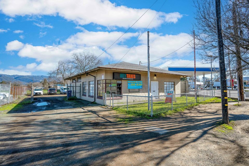 theBrokerList's tweet photo. 190 Rupe Street, Ukiah, CA, 95482 #Ukiah #California #CRE #Retail #FreeStandingBuilding https://t.co/rl8DetRfMK https://t.co/D37b7TyA59