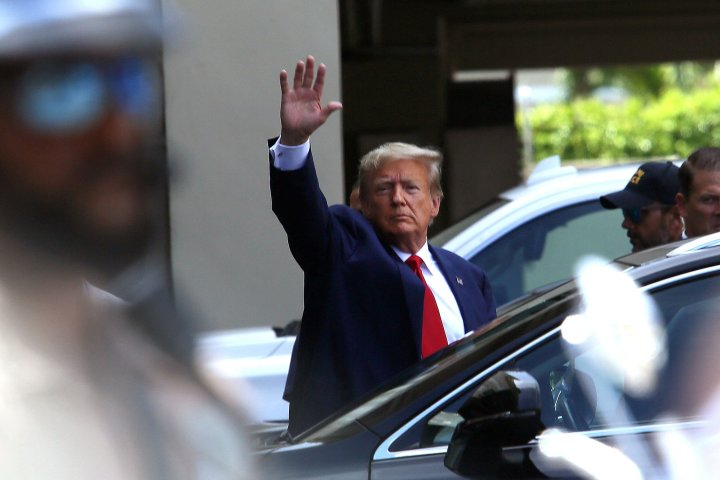 patriciajaniot's tweet photo. "Not guilty" declaró el abogado de #DonaldTrump. La audiencia fue breve, le dejaron en libertad, y como muestra de que esta crisis no lo saca del juego electoral, salió del juzgado y se detuvo en un café de la Calle Ocho para saludar a sus simpatizantes. 
El espectáculo político sigue. Foto: @elpais_america  https://t.co/T5aWhH1SaS