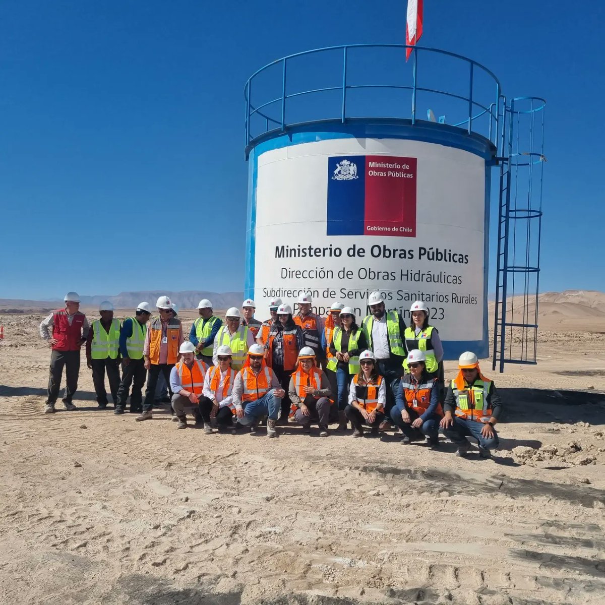 moparica's tweet photo. 🔵Seguimos avanzando con #obrasparalaspersonas 👉 Hoy autoridades de #Gobierno fueron parte del Hito de instalación 👷‍♀️👷‍♂️🏗 del estanque de agua 💧del SSR de Pampa San Martín, que avanza en un 76% y que proveerá de agua potable a más de 200 personas. #buenvivir https://t.co/CLobFhcDTo