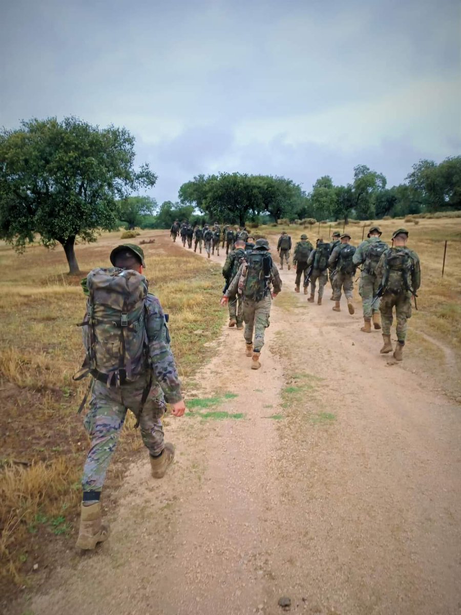 A fin de reforzar la cohesión y la resistencia a la fatiga, los jinetes del GCAC 'Calatrava' II /16 han realizado una marcha a pie de 20 km por el término municipal de Villar del Rey (Badajoz). #BrigadaExtremadura